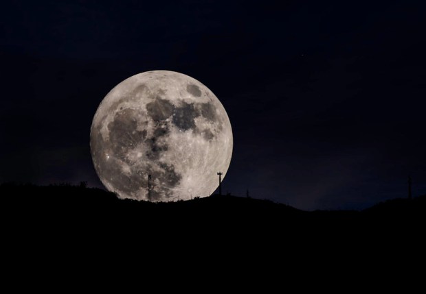 The "Super Moon" Full Moon rises over southern Spain in 2016. Credit: Mark Chinnick (Flickr)